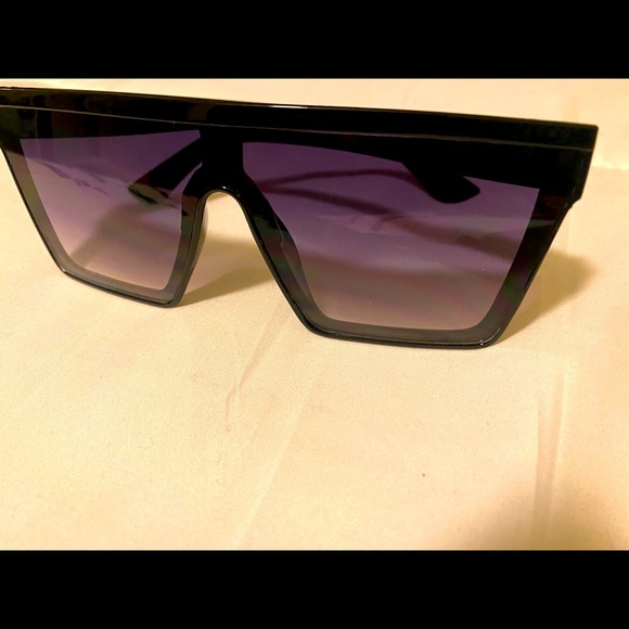 SUMMER HEAT‼️🕶☀️ BLACK SUNGLASSES/SHADES - Picture 1 of 5